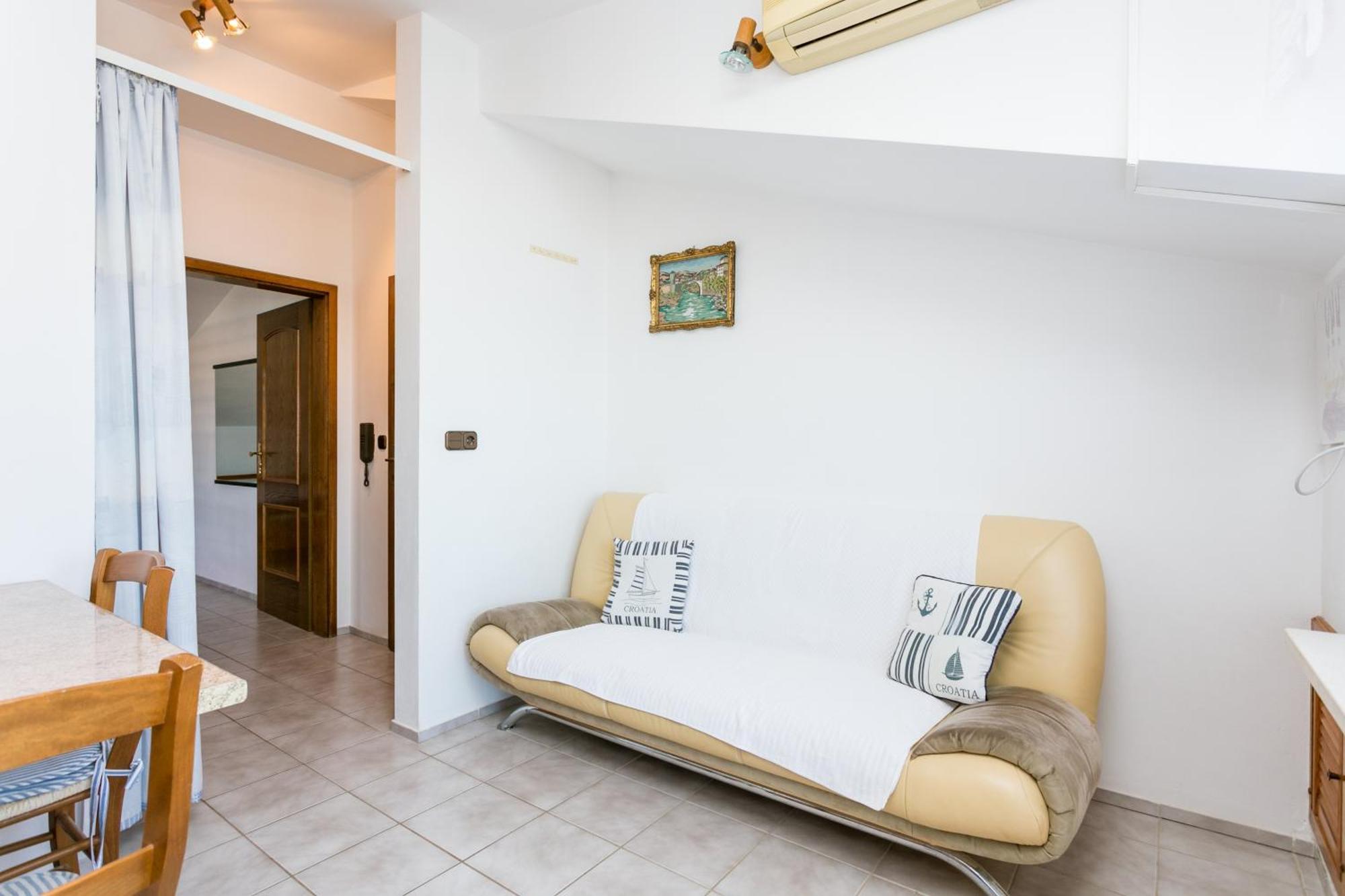 Seaside Apartments With A Swimming Pool Okrug Gornji, Ciovo - 11374 トロギール 部屋 写真