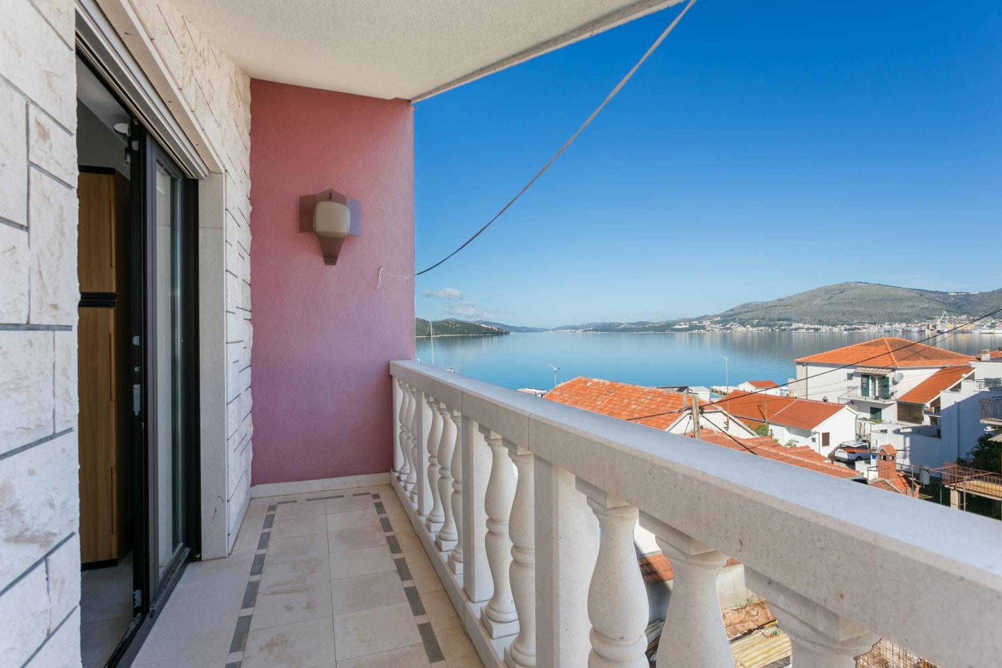 Seaside Apartments With A Swimming Pool Okrug Gornji, Ciovo - 11374 トロギール エクステリア 写真