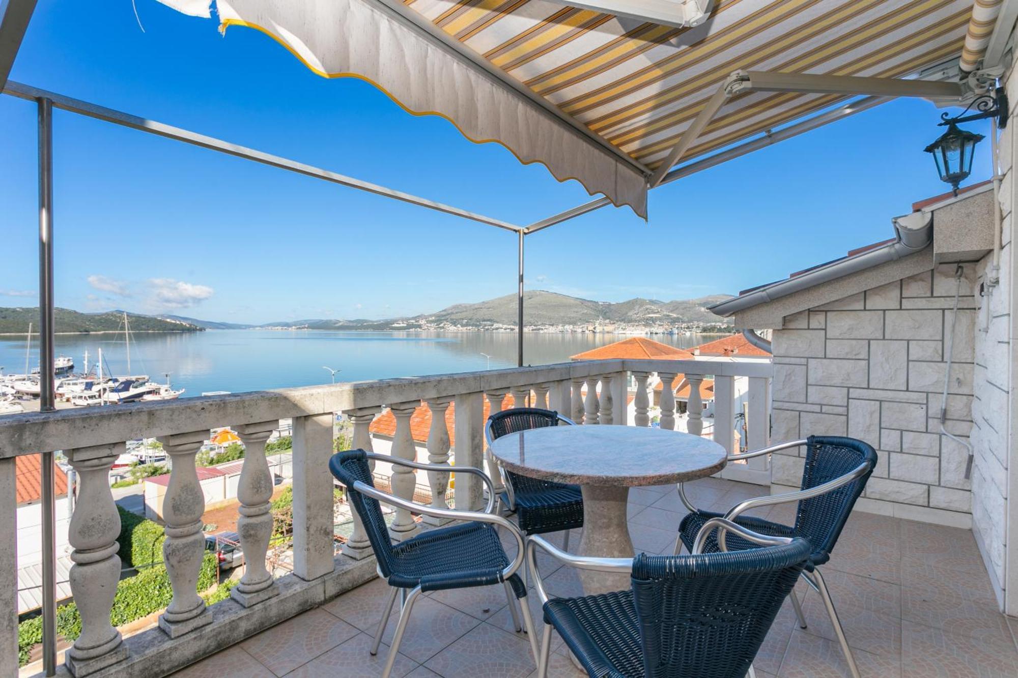 Seaside Apartments With A Swimming Pool Okrug Gornji, Ciovo - 11374 トロギール エクステリア 写真