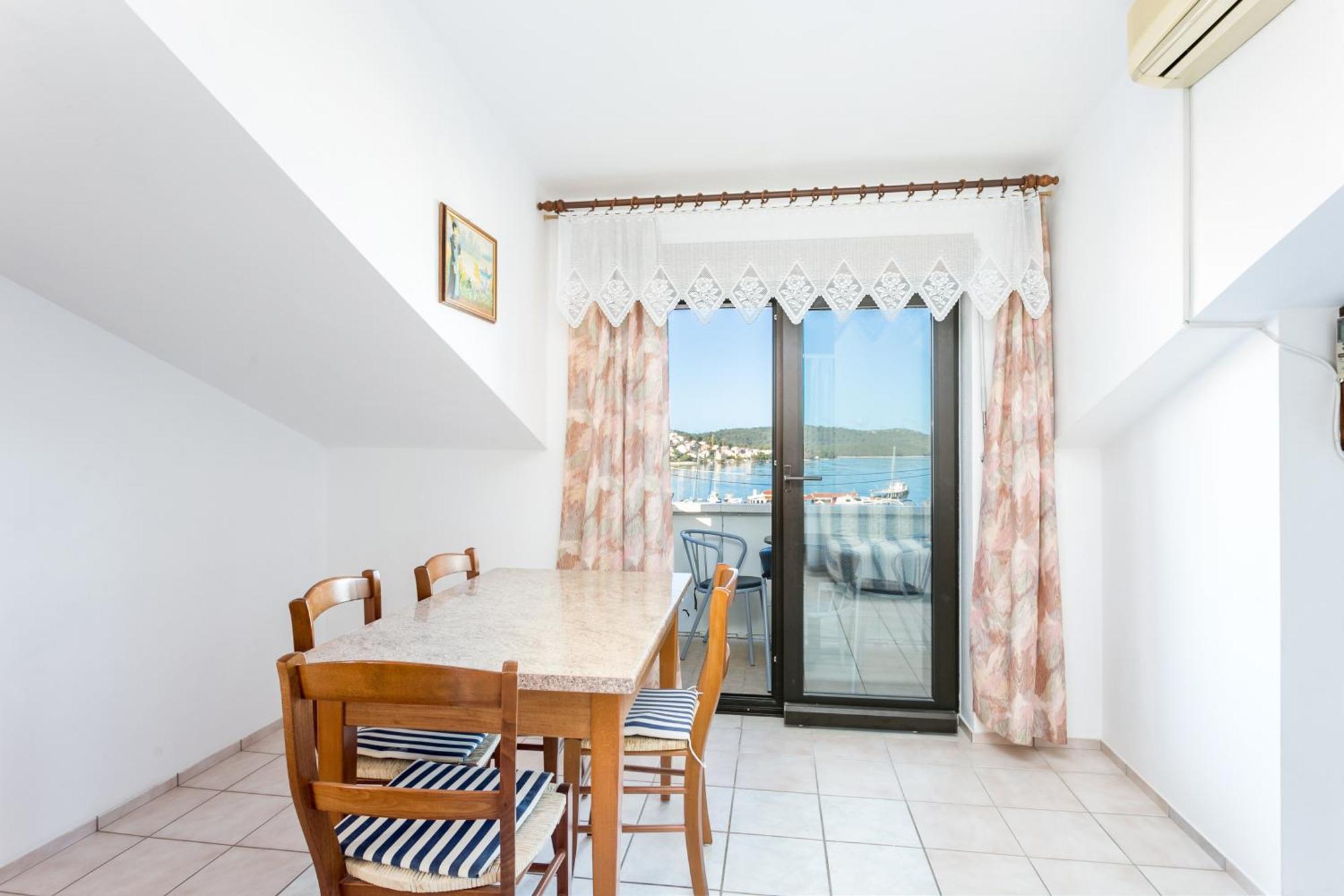 Seaside Apartments With A Swimming Pool Okrug Gornji, Ciovo - 11374 トロギール エクステリア 写真