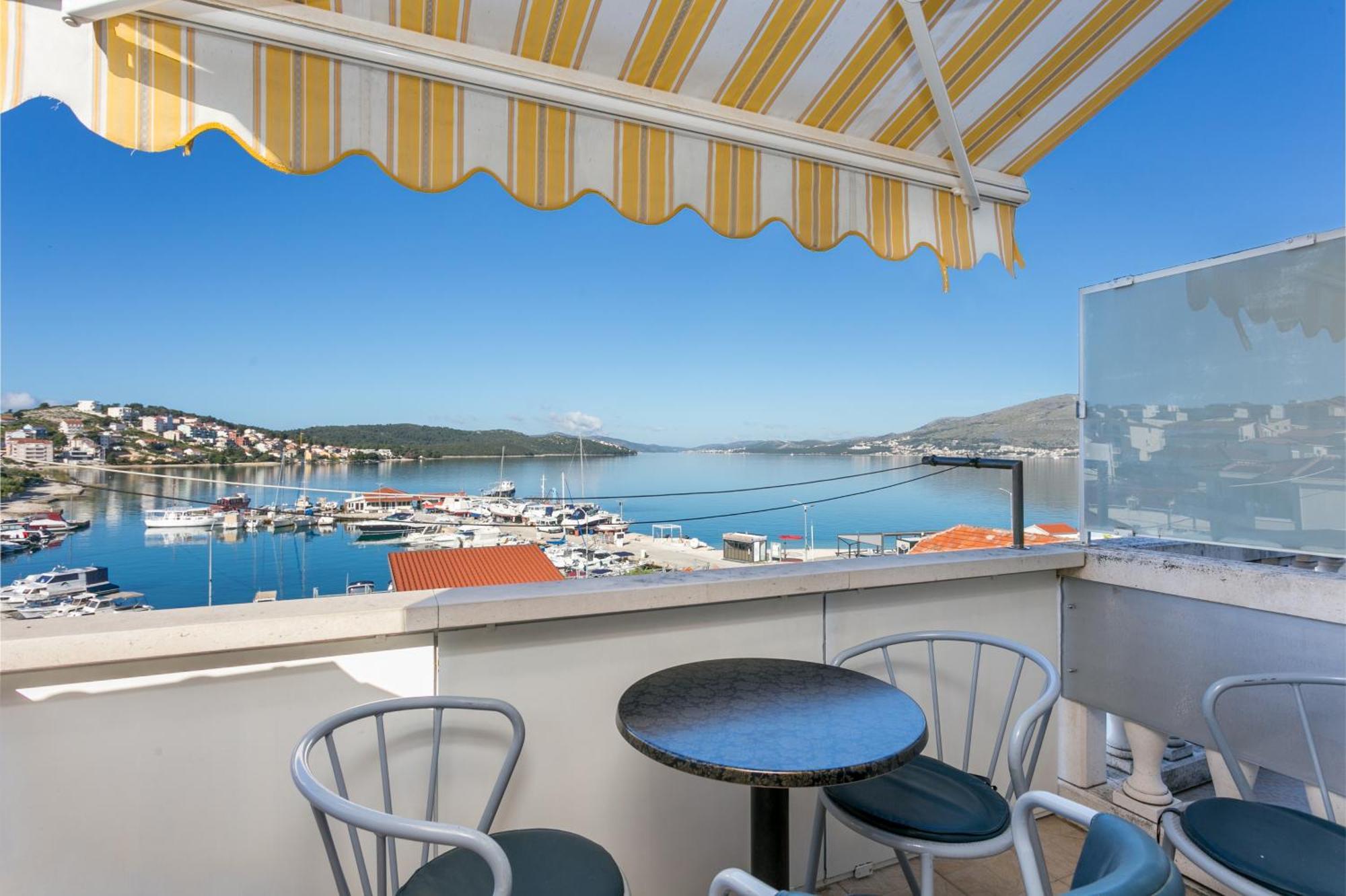 Seaside Apartments With A Swimming Pool Okrug Gornji, Ciovo - 11374 トロギール エクステリア 写真