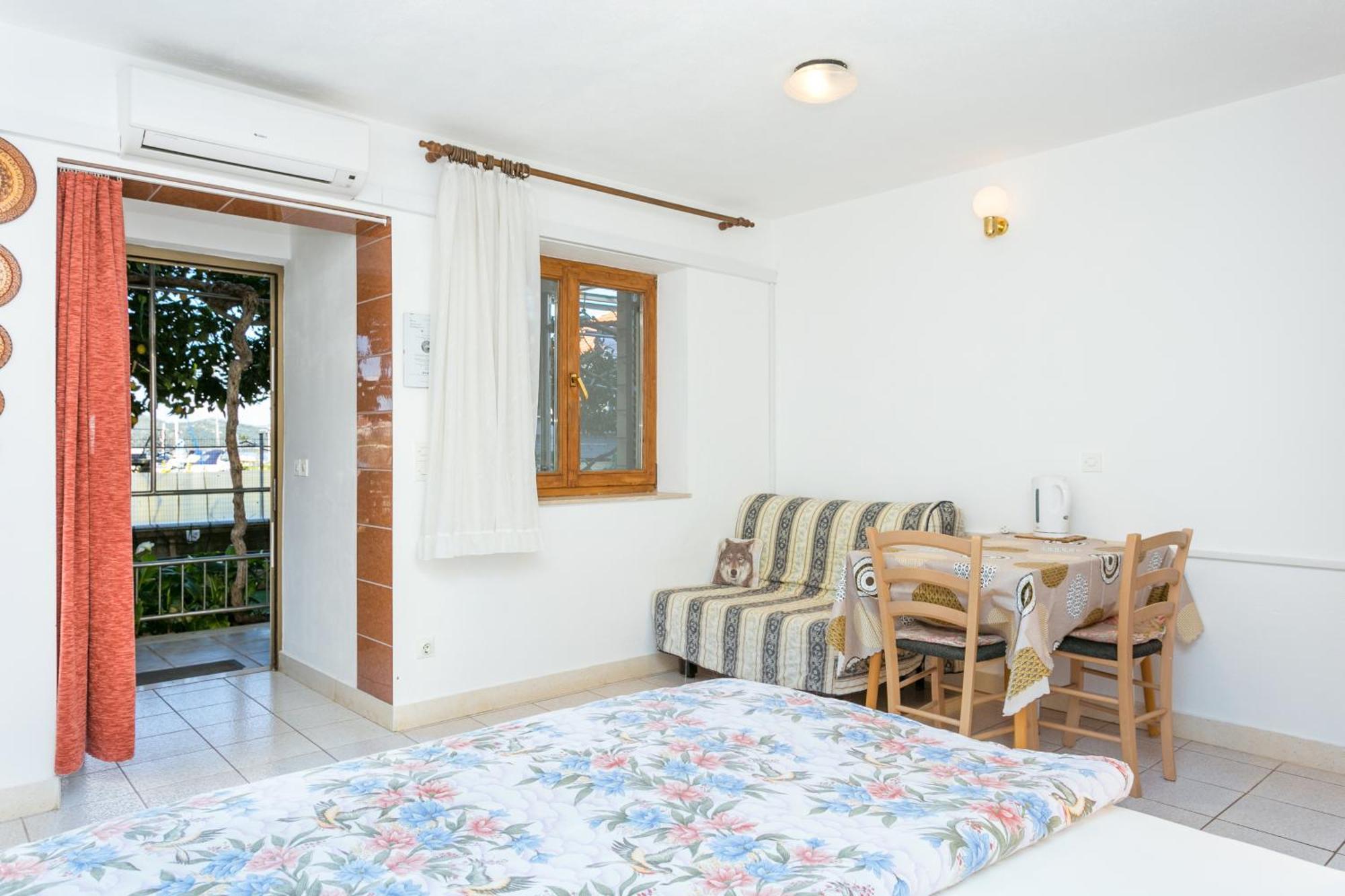 Seaside Apartments With A Swimming Pool Okrug Gornji, Ciovo - 11374 トロギール 部屋 写真